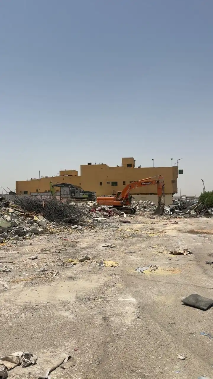 هدم مبنى متهالك